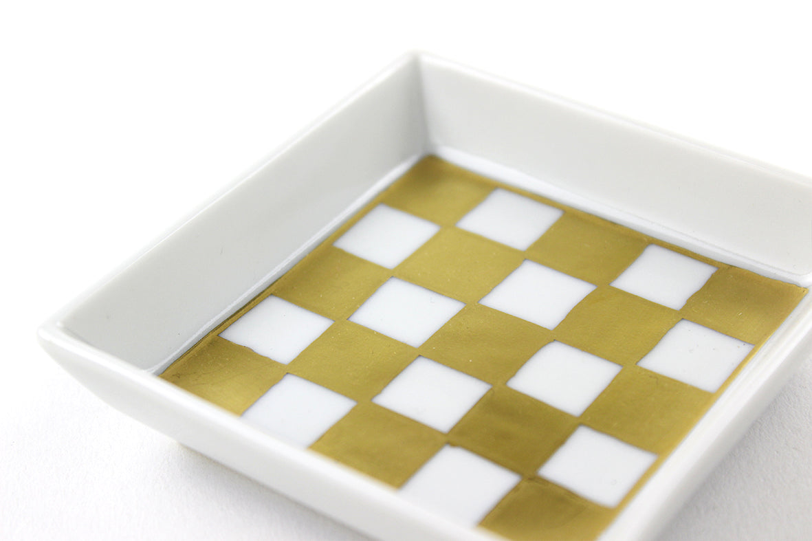 角小皿 金彩市松 – 上出長右衛門窯オンラインショップ