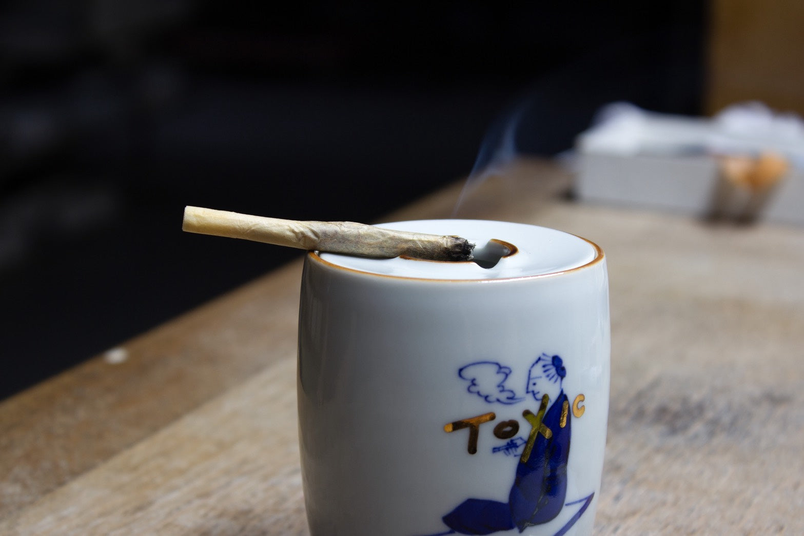 福助人形 口から煙　灰皿 陶器製　昭和　レトロ　タバコ　喫煙　江戸　送料込 蓋付灰皿 笛吹 喫煙（TOXIC） – 上出長右衛門窯オンラインショップ
